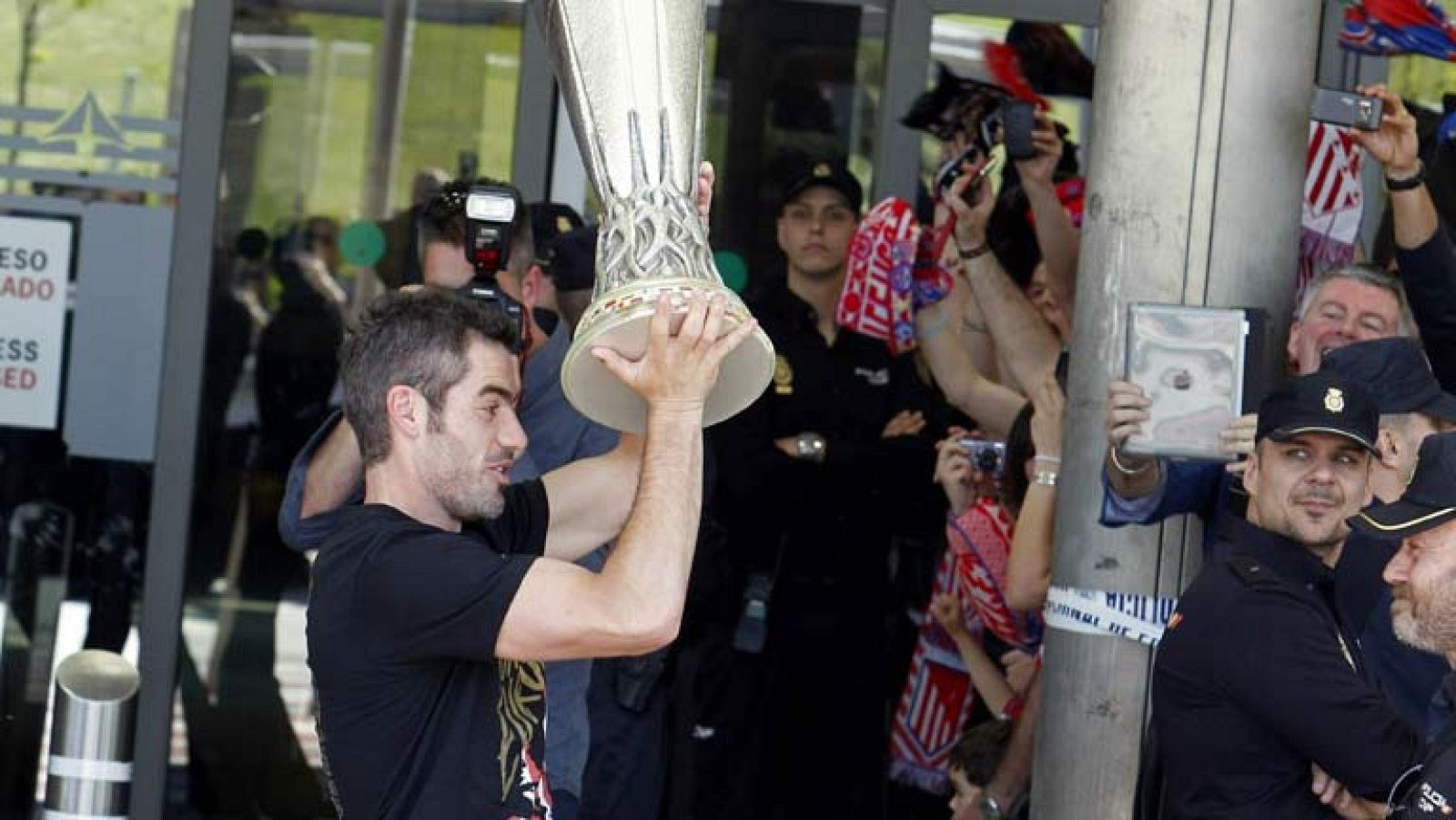 Decenas de seguidores del Atlético de Madrid han recibido al grito de "campeones, campeones" a los jugadores del equipo, que han llegado a mediodía del jueves al aeropuerto de Barajas después de proclamarse campeones de la Liga Europa, tras batir por