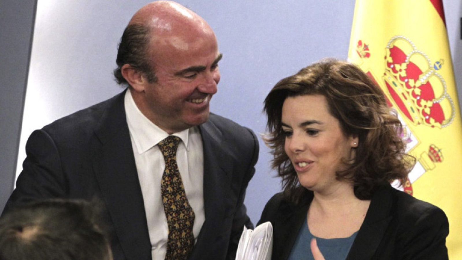 Los bancos españoles deberán conseguir 30.000 millones de euros adicionales para cumplir con los nuevos requerimientos de provisiones aprobados este viernes por el Gobierno, según ha informado el ministro de Economía y Competitividad, Luis de Guindos, en la rueda de prensa posterior al Consejo de Ministros, en la que también ha anunciado que se nombrarán a dos entidades "para que evalúen la cartera crediticia de los bancos españoles para disipar los balances" y la obligatoriedad de que traspasen sus activos inmobiliarios físicos a otras sociedades especializadas para su venta.