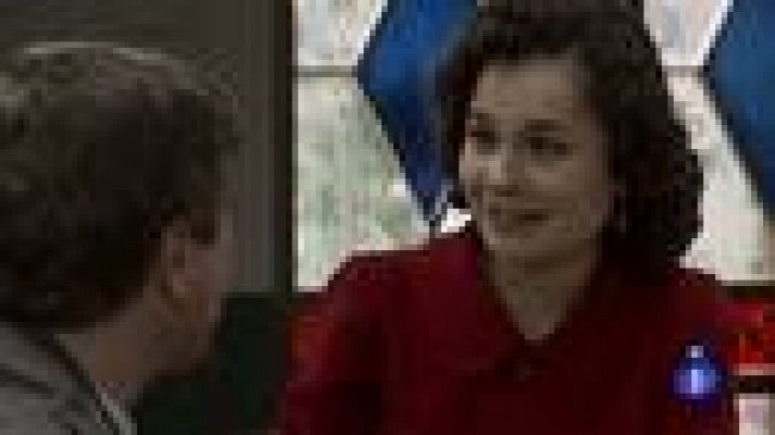 Amar en tiempos revueltos - Asun recibe un regalo muy especial