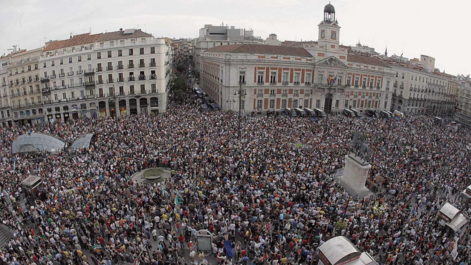 La Puerta del Sol, abarrotada en el primer aniversario del 15M