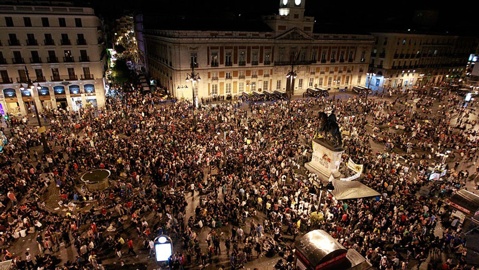  Los límites de hora no acallan a los "indignados" en la Puerta del Sol de Madrid