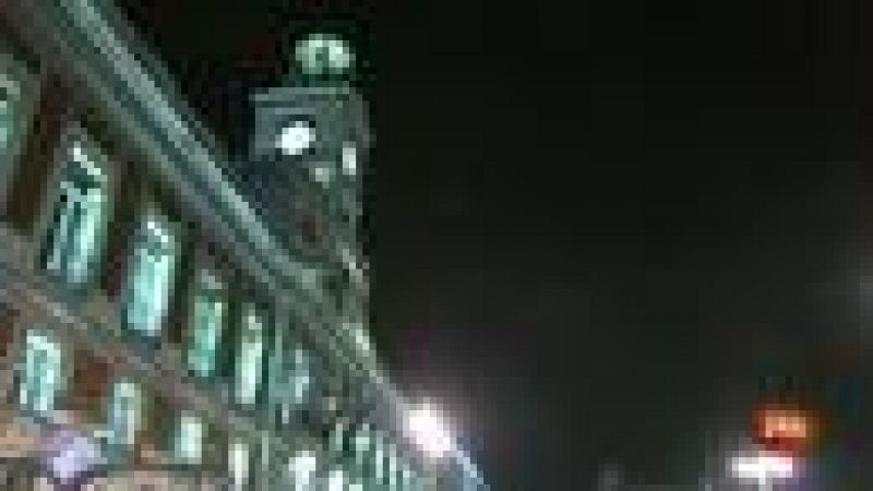  Los límites de hora no acallan a los "indignados" en la Puerta del Sol de Madrid