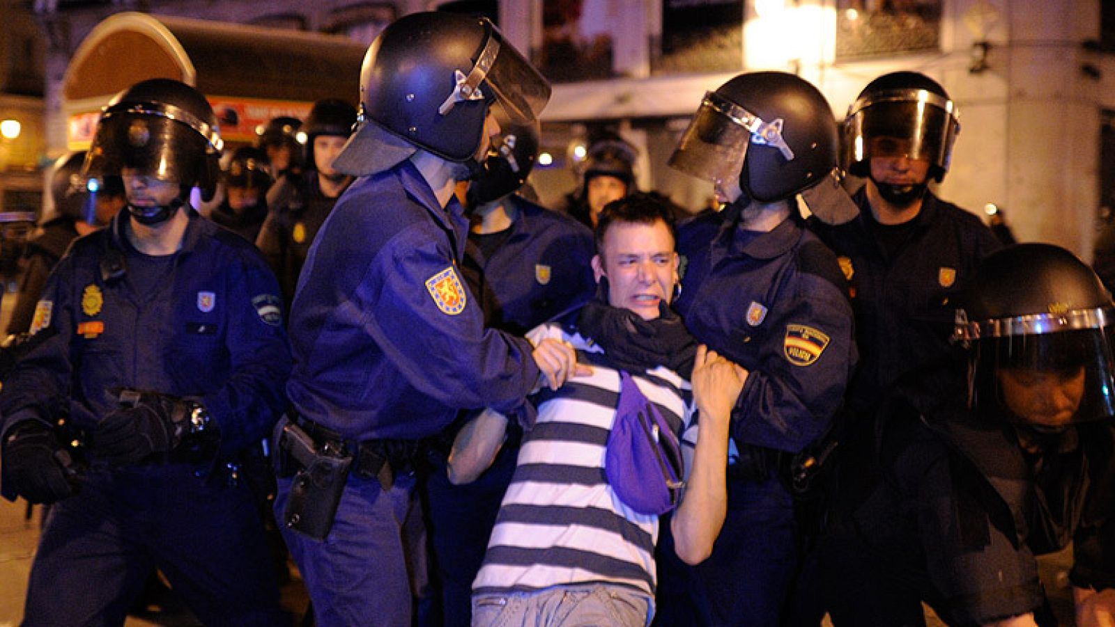 La Policía desaloja a los "indignados" de Sol