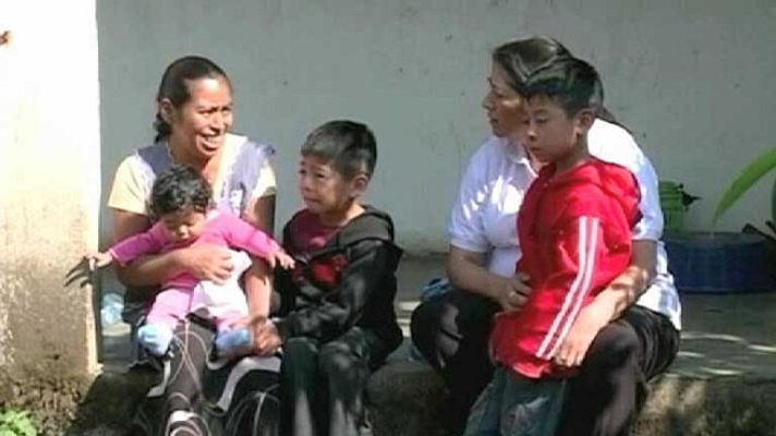 Telediario 1 - Niños con pasaporte del primer mundo, pero con vidas tercermundistas