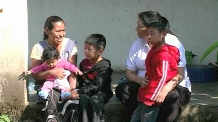 Telediario 1 - Niños con pasaporte del primer mundo, pero con vidas tercermundistas