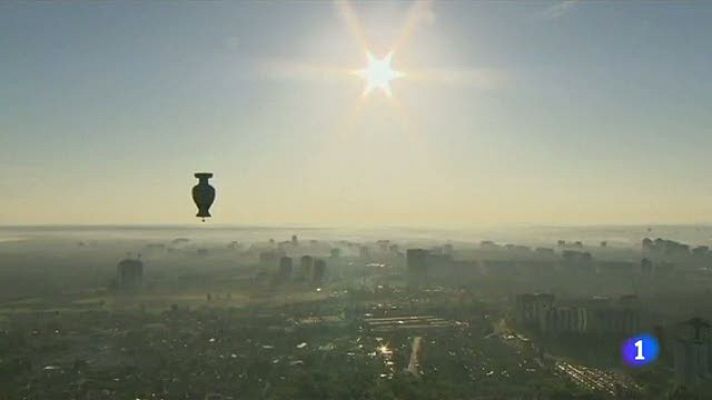 Telediario 1 - El globo de la Eurocopa se pasea por Kiev