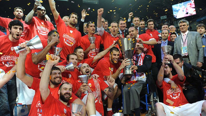 Con una canasta en el último segundo, el Olympiacos griego se ha proclamado campeón de la Euroliga de baloncesto al derrotar al todopoderoso CSKA de Moscú.