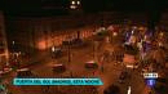 Telediario 1 - La policía desaloja esta madrugada a los 'indignados' de la Puerta del Sol
