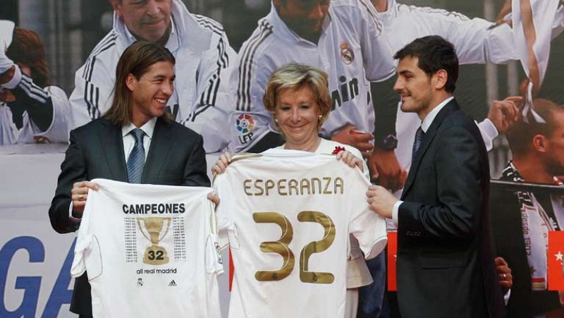 La plantilla del Real Madrid ha celebrado en la sede de la Comunidad de Madrid, con la copa en las manos, la conquista de la Liga. Esperanza Aguirre, presidenta de la Comunidad de Madrid, les ha pedido a todos, cuerpo técnico y directiva  que la próx