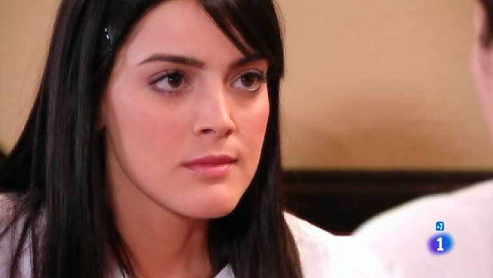 Corazón apasionado - Capítulo 5 - Marielita escapa del internado con ayuda del primo de su amiga, pero éste tiene otras intenciones para lucrarse con ella - Ver ahora