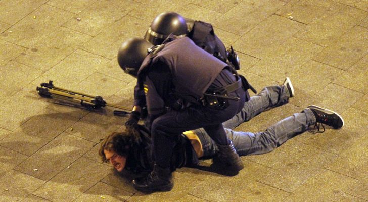 Telediario 1 - La policía desaolja por tercera vez consecutiva la Puerta del Sol
