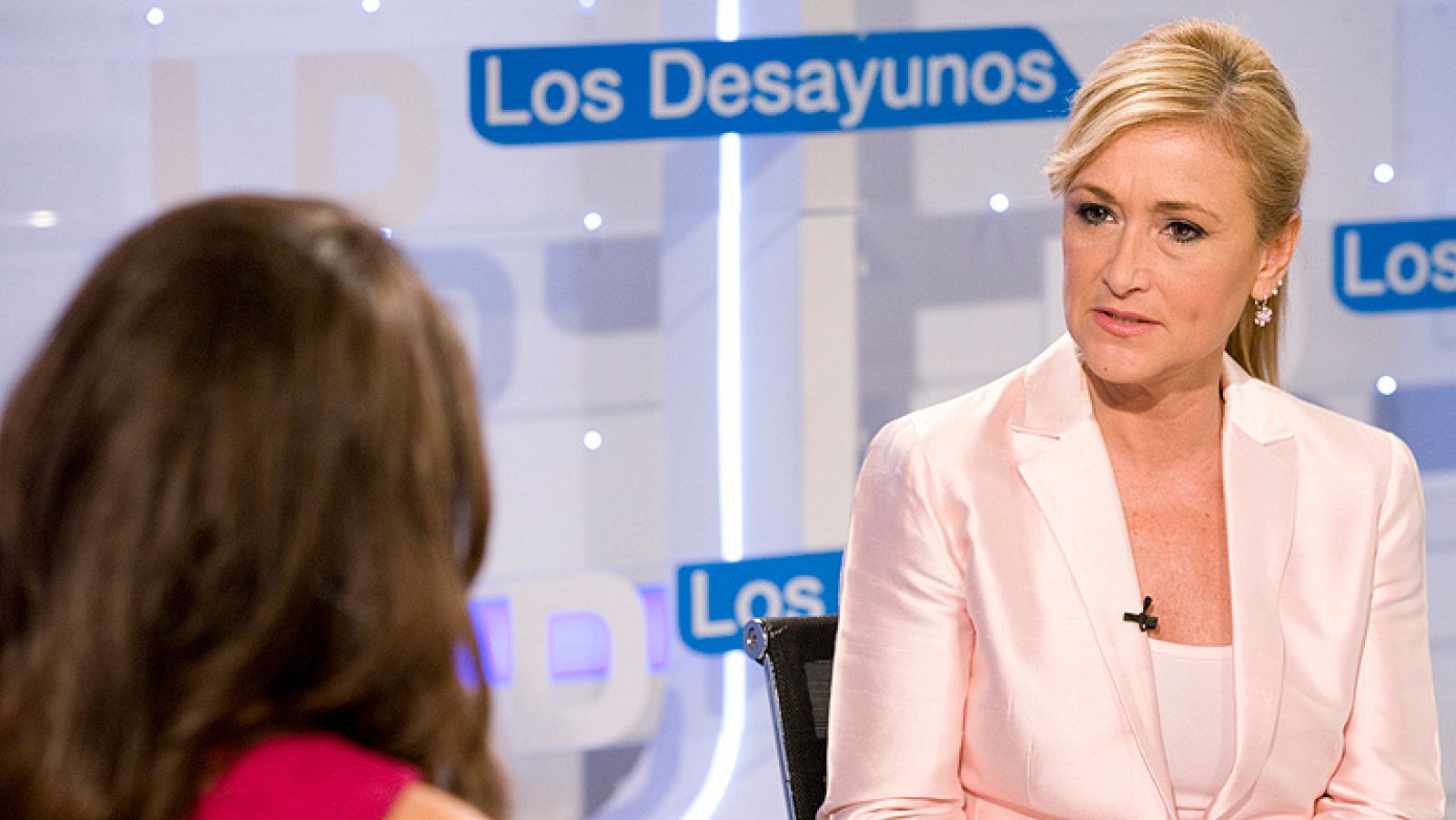 La Delegada del Gobierno en Madrid, Cristina Cifuentes, ha calificado de "ejemplar", "impecable" y "mesurada" la actuación policial en los desalojos de la Puerta del Sol de los indignados del Movimiento 15M y ha negado cualquier agresión policial. "Los desalojos se han producido dentro de la normalidad y sin cargas policiales", ha explicado en una entrevista en Los Desayunos de TVE, donde ha afirmado que había "personas y medios de comunicación" que esperaban publicar "fotografías de una policia brutal y no ha sido así".