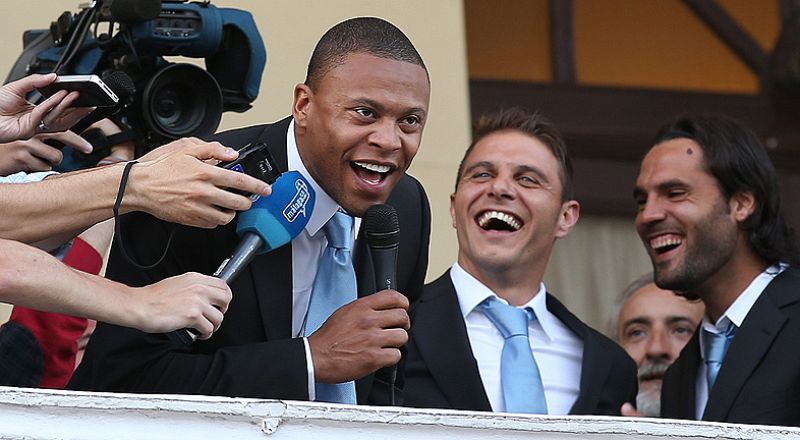 Málaga sigue disfrutando del éxito de su equipo, que se subió al balcón del ayuntamiento para celebrar la histórica clasificación a la Champions League.