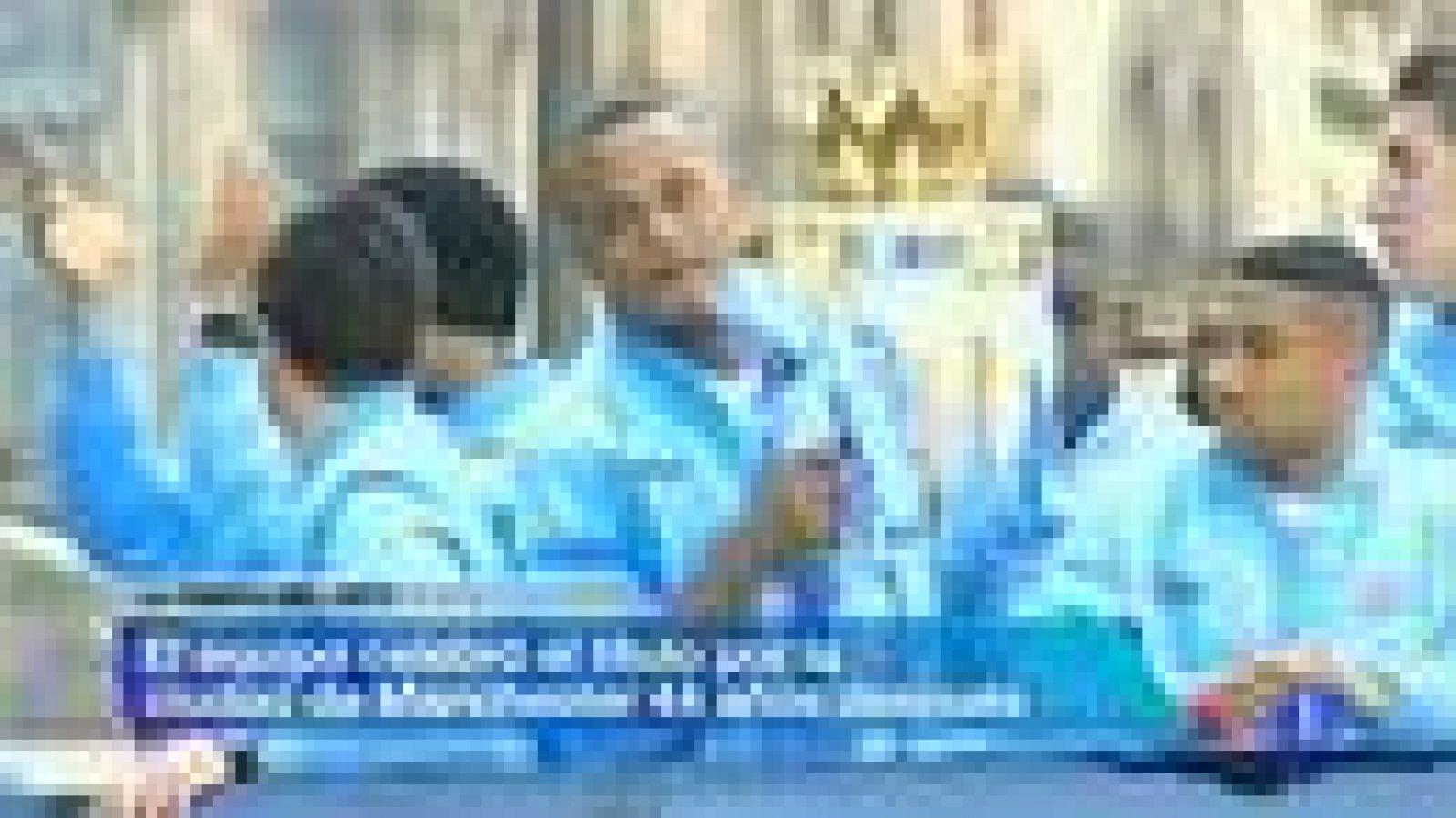 El Manchester City, ganador de la liga inglesa, y el delantero Carlos Tévez han pedido disculpas a Alex Ferguson después de que el jugador argentino exhibiese una pancarta en la que ridiculizaba al entrenador del Manchester United. Tévez -que dejó al