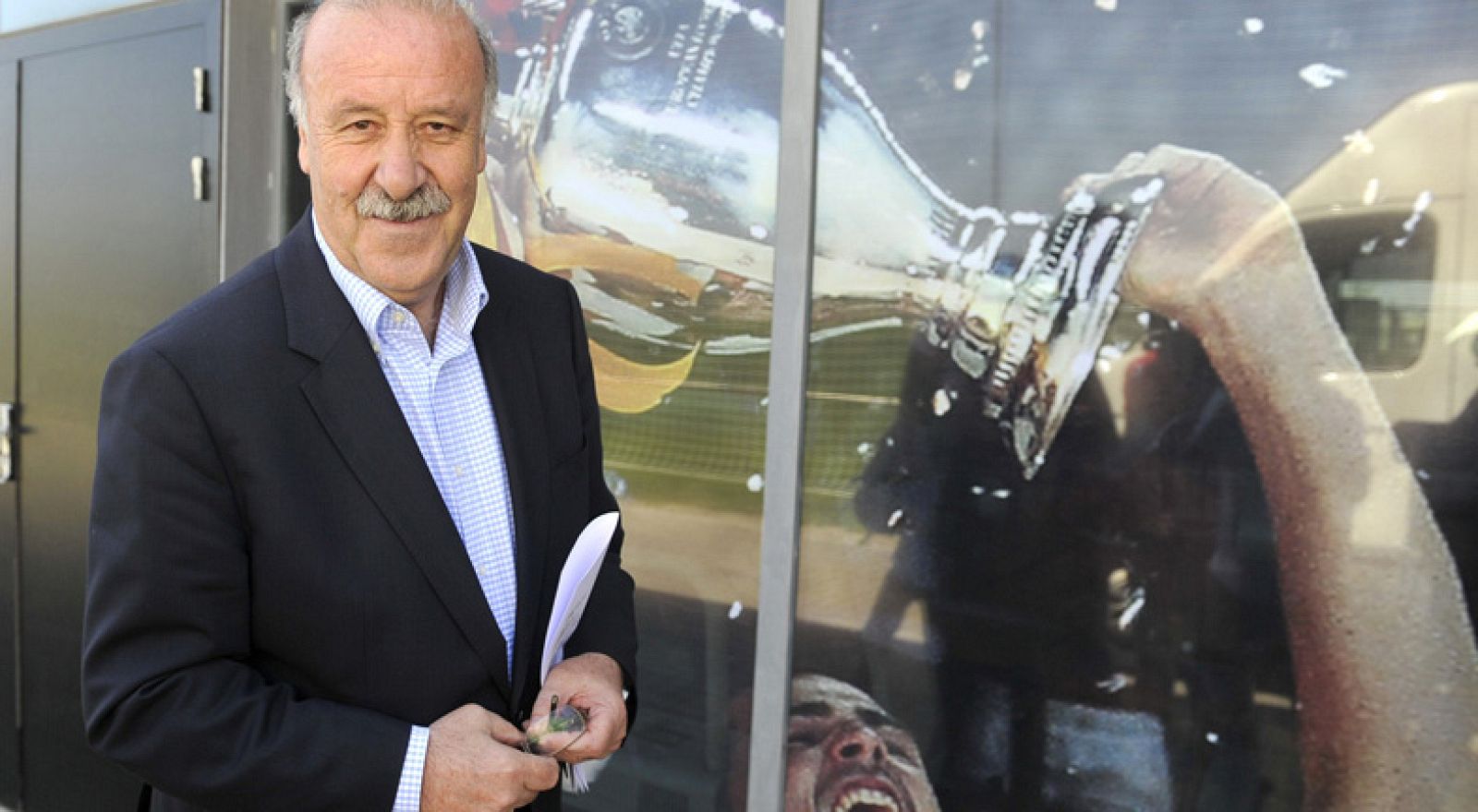 Beñat, Isco, Adrián, Juanfran y Javi García son las cinco caras nuevas de la selección en la primera convocatoria para la Eurocopa de Del Bosque, que no ha podido contar con los jugadores de Barcelona, Athletic y Chelsea. El seleccionador hará pública la lista definitiva el próximo 27 de mayo.