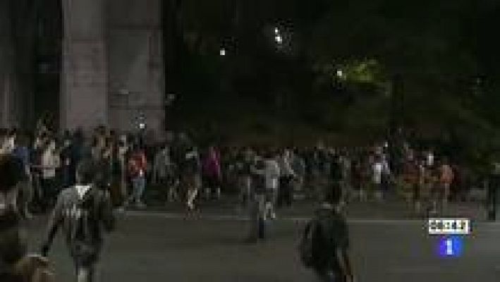 Telediario 1 - Los 'indignados' abandonan su recorrido por las calles de Madrid con un detenido