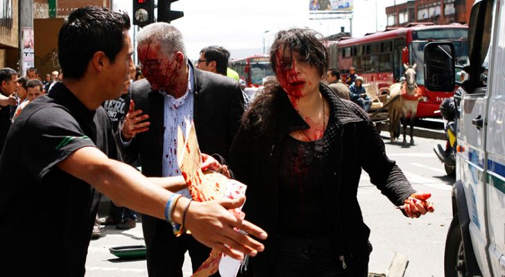 Telediario 1 - Dos muertos en Bogotá en un atentado dirigido contra un exministro