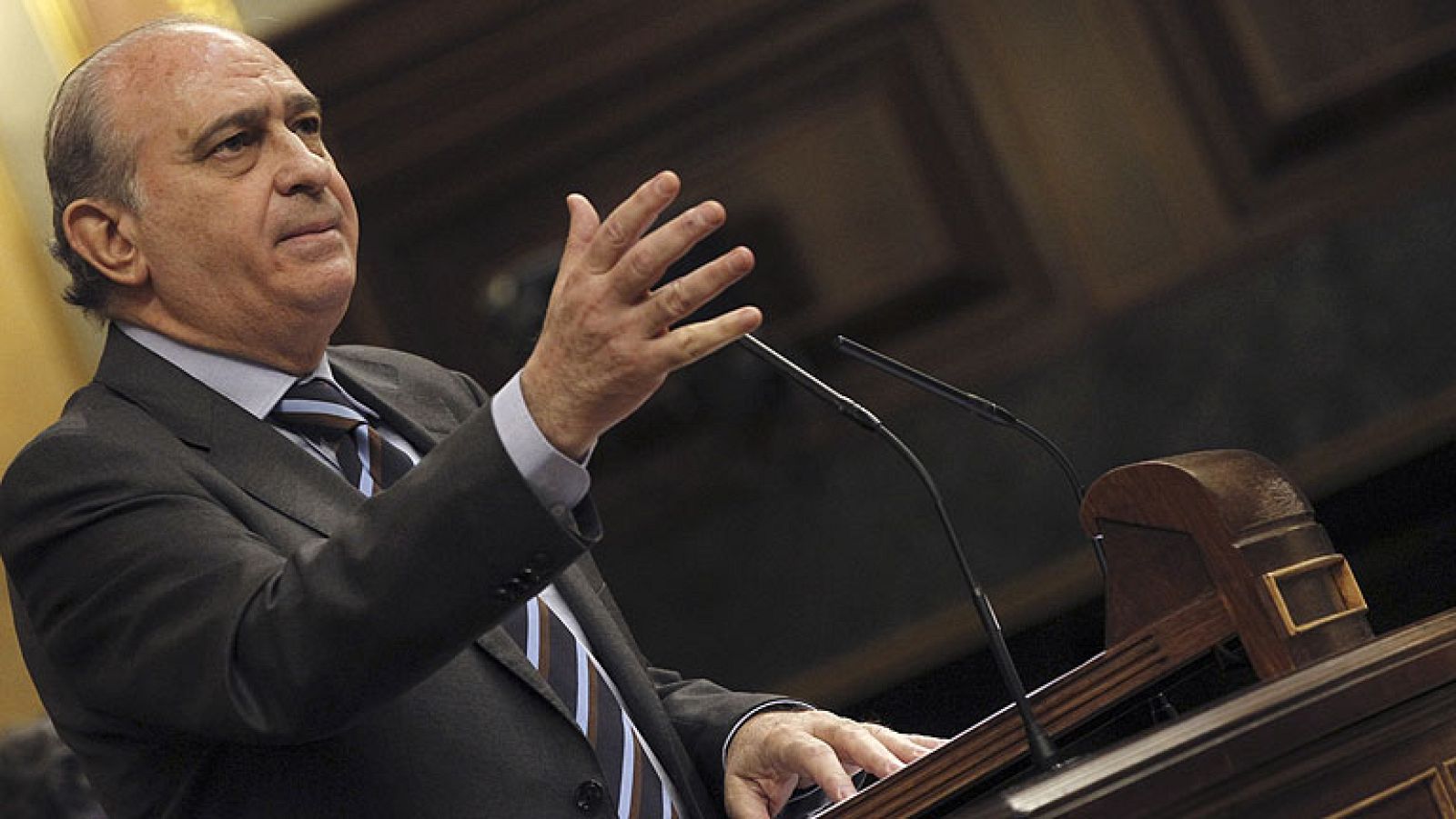 El ministro del Interior, Jorge Fernández Díaz, ha rechazado este miércoles la oferta de "diálogo directo" lanzada por ETA y ha advertido de que el Gobierno ni ha negociado, ni negocia, ni negociará con la banda terrorista, a la que ha exigido que se disuelva de forma incondicional y entregue las armas. Durante una intervención en el pleno del Congreso en la que estaba respondiendo a una interpelación de Amaiur sobre la situación de los presos de ETA, Fernández Díaz se refería así al anuncio de la banda de que ha designado una delegación para el "diálogo directo" con los gobiernos de España y Francia, en un comunicado enviado a la agencia AFP.