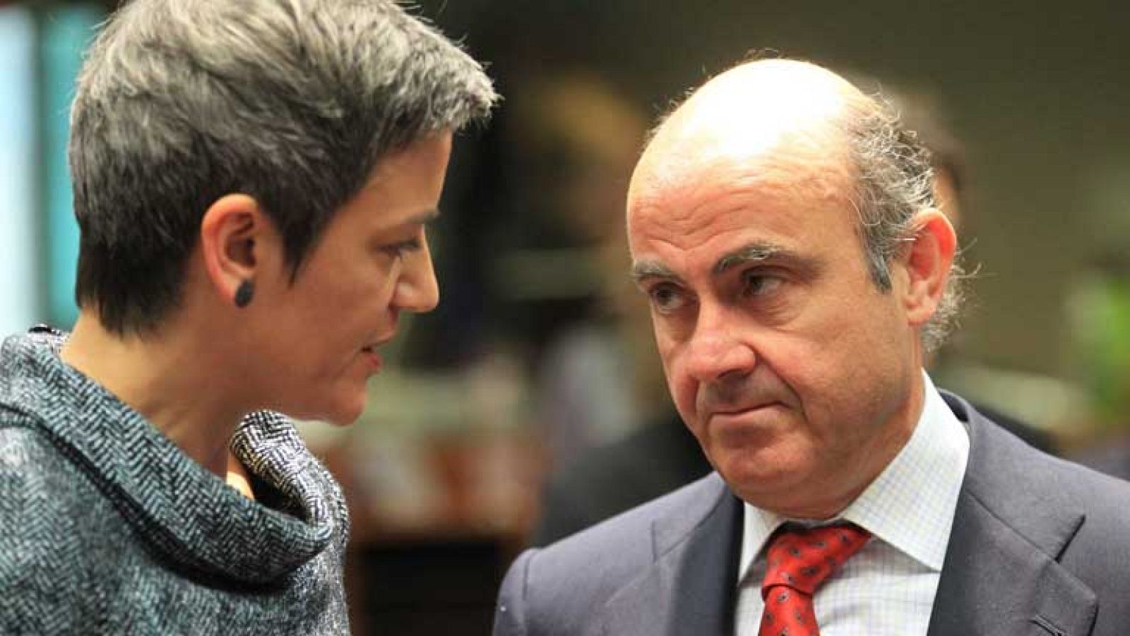 La prima de riesgo española se ha moderado después de marcar un nuevo máximo y superar la barrera de los 500 puntos. También se han rebajado las pérdidas del IBEX que a esta hora ha dado la vuelta y gana un 0,7%. La presión sobre España se ha relajado ante la posible intervención del BCE para comprar deuda soberana. En la desconfianza de los inversores pesan las dudas sobre el sector financiero español y sobre el futuro de Grecia. Ya hay fecha para la repetición de las elecciones, serán el 17 de junio, mientras siguen las especulaciones sobre su posible salida del euro. Eso sería un gran error ha dicho hoy Mariano Rajoy. El presidente del Gobierno ha pedido a la UE un mensaje contundente a favor de la moneda única y dice que no tiene sentido el debate austeridad-crecimiento.  El PSOE podrá gobernar en Asturias después de conseguir el apoyo del único parlamentario de UPy D. Ese acuerdo básico, según los socialistas, rompe el desempate entre izquierda y derecha. El PSOE fue el partido