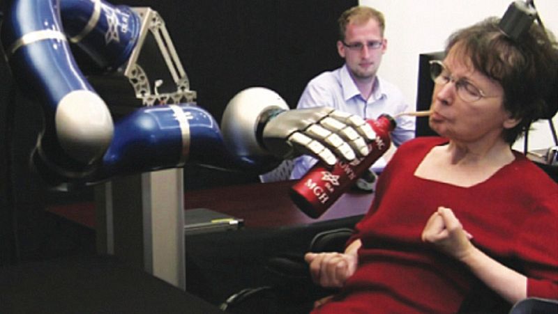 Bebe sin ayuda, después de 15 años, gracias a un brazo robótico