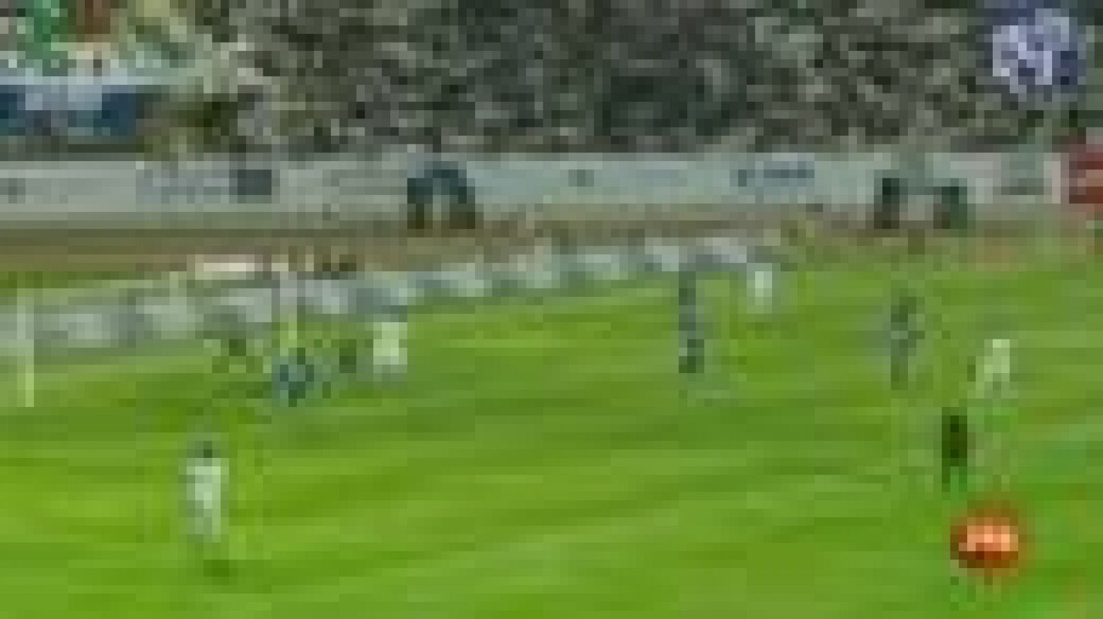 El Real Madrid ha cerrado la temporada con un triunfo (0-2) ante la selección de Kuwait, que se saldó con goles de  Di María y Cristiano Ronaldo, además de tres millones de euros en el  bolsillo, la principal causa del viaje al Golfo Pérsico.