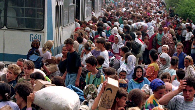 La Fiscalía del Tribunal de la Haya ha mostrado vídeos en los que aparece Ratko Mladic como pruebas de su implicación en la matanza de Srebrenica.