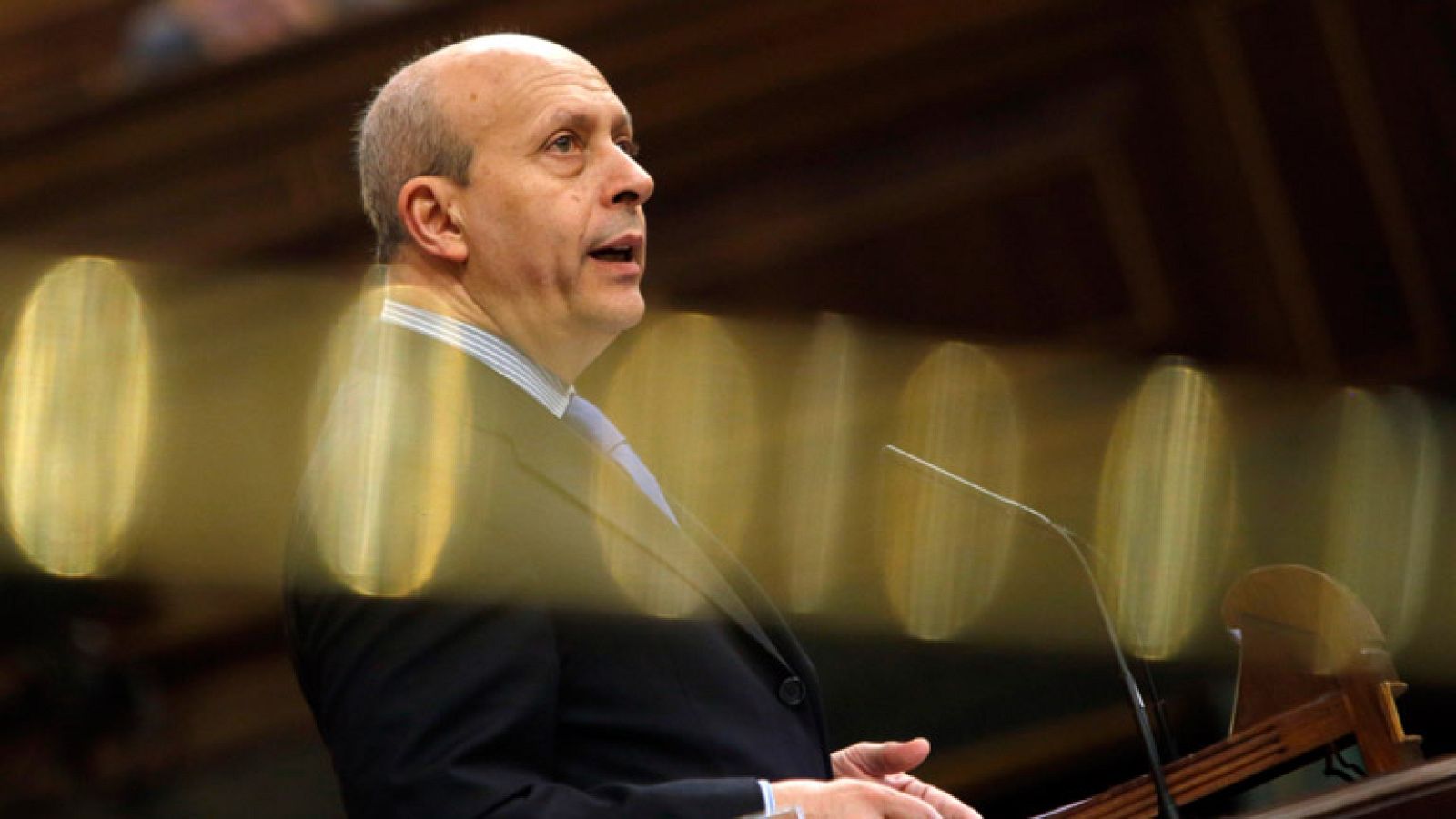  EL ministro Jose Ignacio Wert ha defendido la necesidad de los recortes en educación ante una situación excepcional. Y asegura que las comunidades tienen flexibilidad para aplicar medidas como el aumento de los alumnos por clase o las horas lectivas de los profesores. El Decreto se votará esta tarde y previsiblemente saldrá adelante sólo con los votos del PP. El PSOE sostiene que supondrá el despido de 40.000 profesores y los nacionalistas afirman que se invaden competencias autonómicas. A esta hora ha comenzado el debate del decreto para ahorrar 7.000 millones en sanidad. Coincidiendo con el debate, sindicatos, estudiantes y miembros de la comunidad educativa y sanitaria protestaban en lo que han llamado una jornada de luto por la muerte de la enseñanza y la sanidad públicasA esta hora se ha recuperado algo y la caída es del 11%. Con la de hoy son ya diez sesiones de bajadas interrumpidas, prácticamente desde el anuncio de dimisión de Rodrigo Rato como presidente. Bankia ha perdido