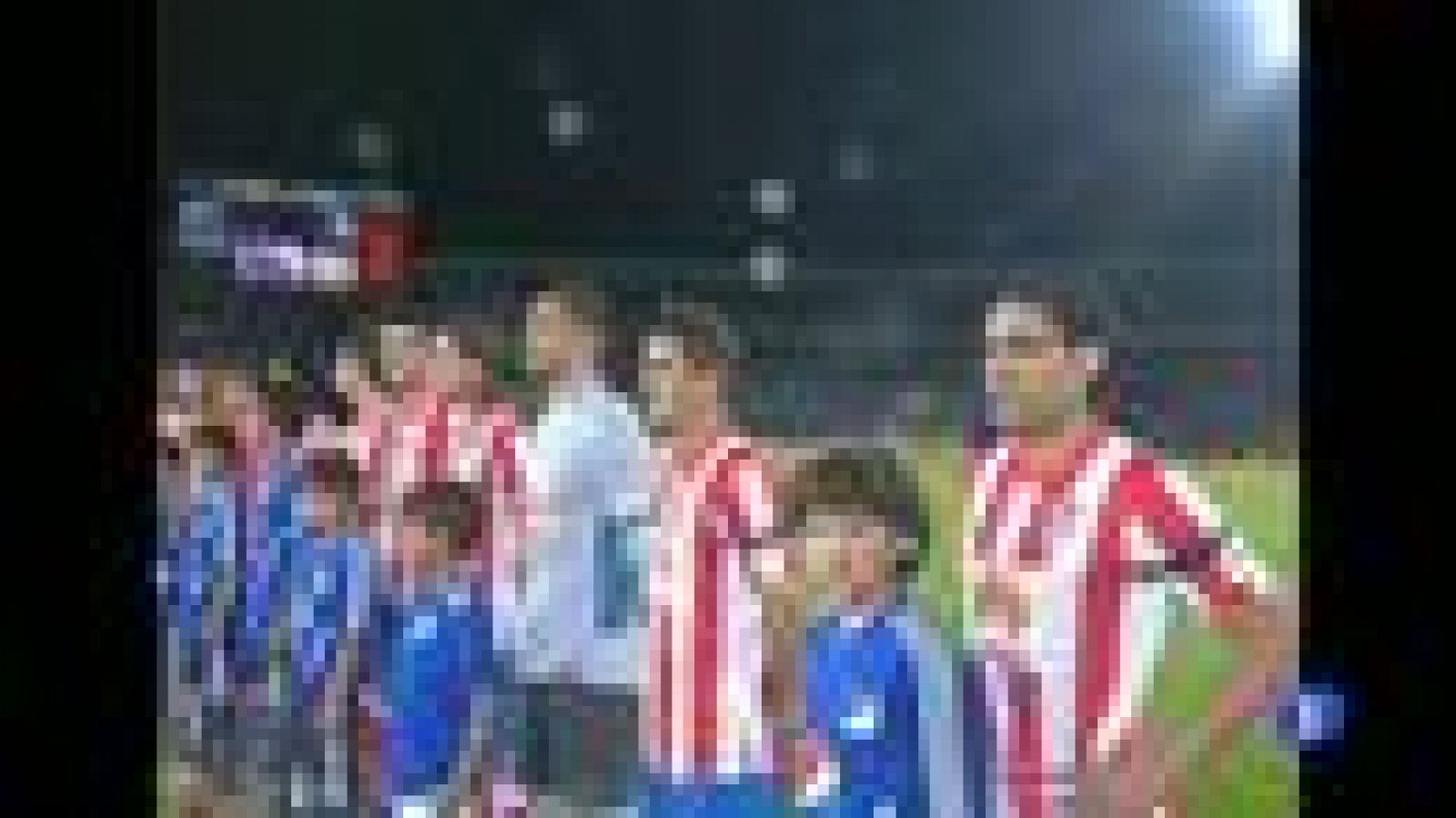 El Atlético de Madrid está de gira por Colombia y se impuso 2-1 al Millonarios de Bogotá en el primero de los amistosos. La anécdota fue escuchar el himno español con la letra de José María Pemán antes de comenzar.