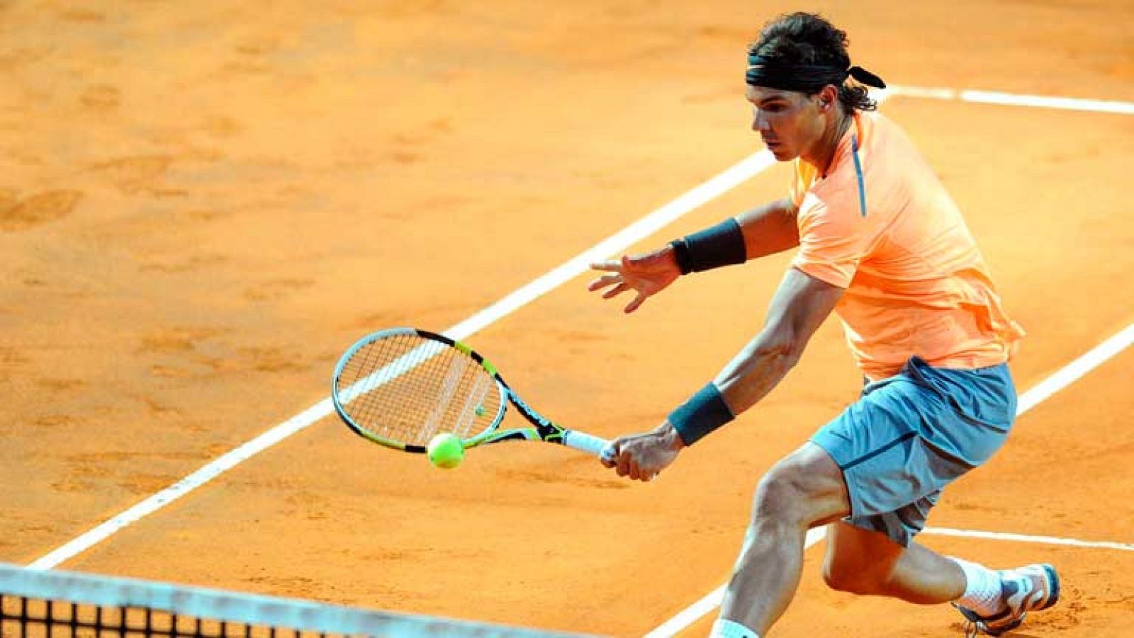 Rafa Nadal, número 3 de la ATP, ha derrotado a su amigo Marcel Granollers por 6-1 y 6-1 en una hora y 27 minutos en los octavos del Masters 1000 de Roma. El de Manacor se las verá en cuartos con el checo Berdych que este jueves derrotó al murciano Ni