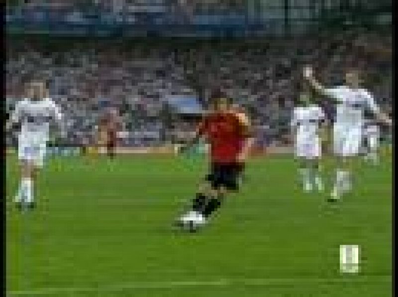  La selección española se sacude los complejos en un partido que llena de ilusión a los aficionados. Un excepcional Villa marca un 'hat-trick', completado por un tanto de Cesc en el descuento.  