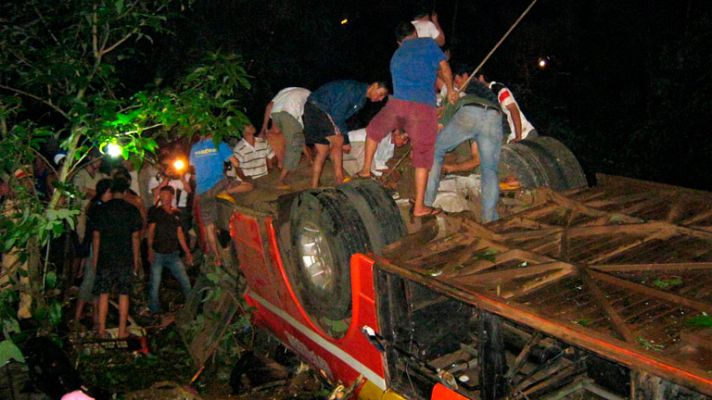 Informativo 24h - Al menos 34 muertos en Vietnam al caer un autobús por un puente