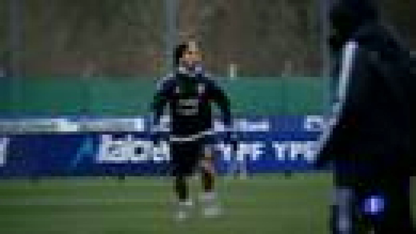 Durante las celebraciones del Manchester City tras ganar la Premier, Tévez enseñó una pancarta de mal gusto en la que se podía leer "RIP Fergusson", el entrenador del United. Tévez dice que fue una broma y que no piensa pedir perdón.