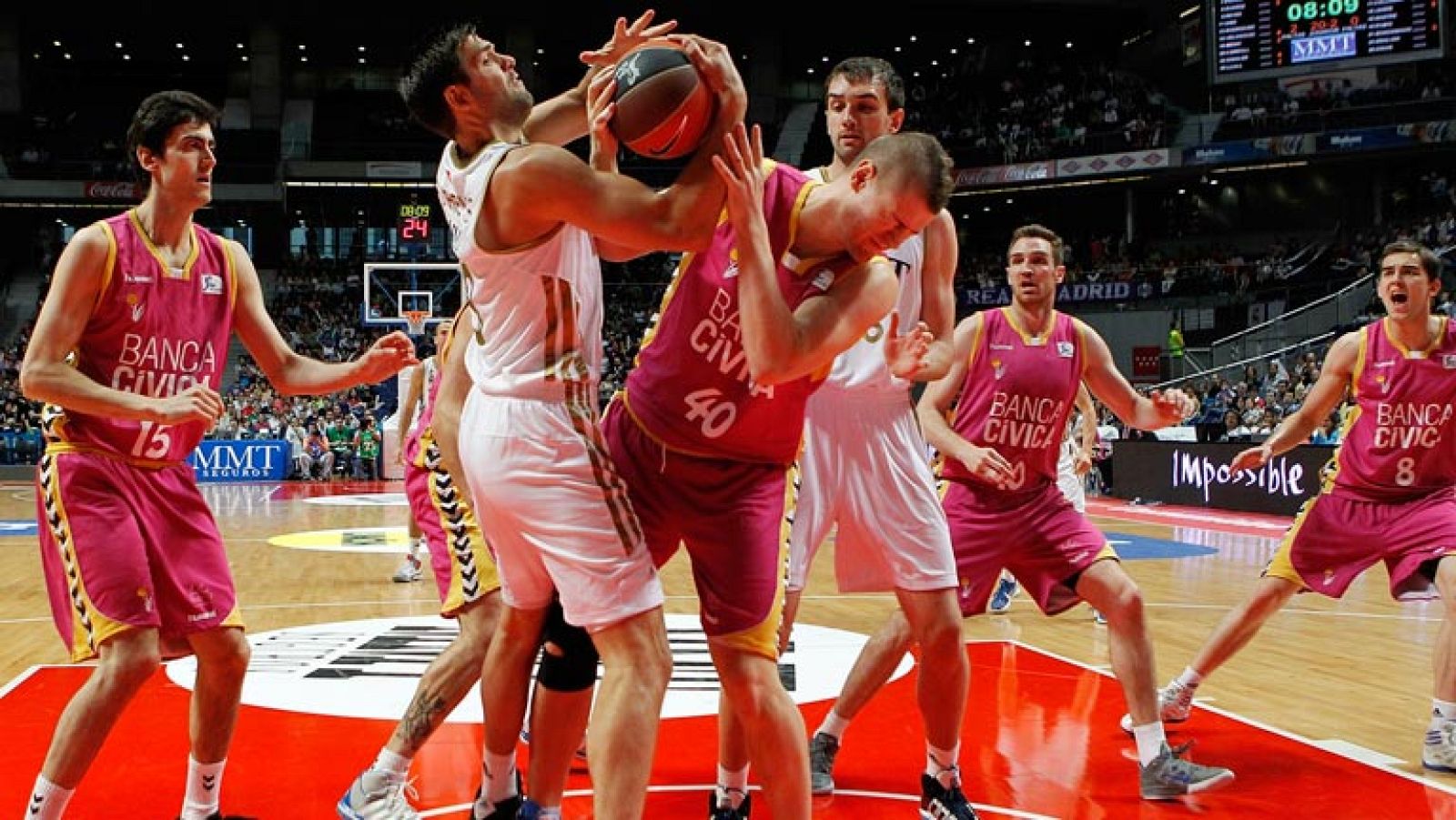 El Real Madrid sufrió para conseguir el primer punto de su eliminatoria de cuartos de final ante el Banca Cívica, al ganar por 82-68, en un partido en el que el corazón tuvo mucho más que ver que la técnica o la táctica.