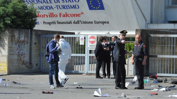 Informativo 24h - Una bomba estalla en Brindisi y mata a una estudiante