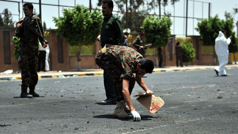 Más de 50 muertos y decenas de heridos en un atentado suicida contra militares en Yemen