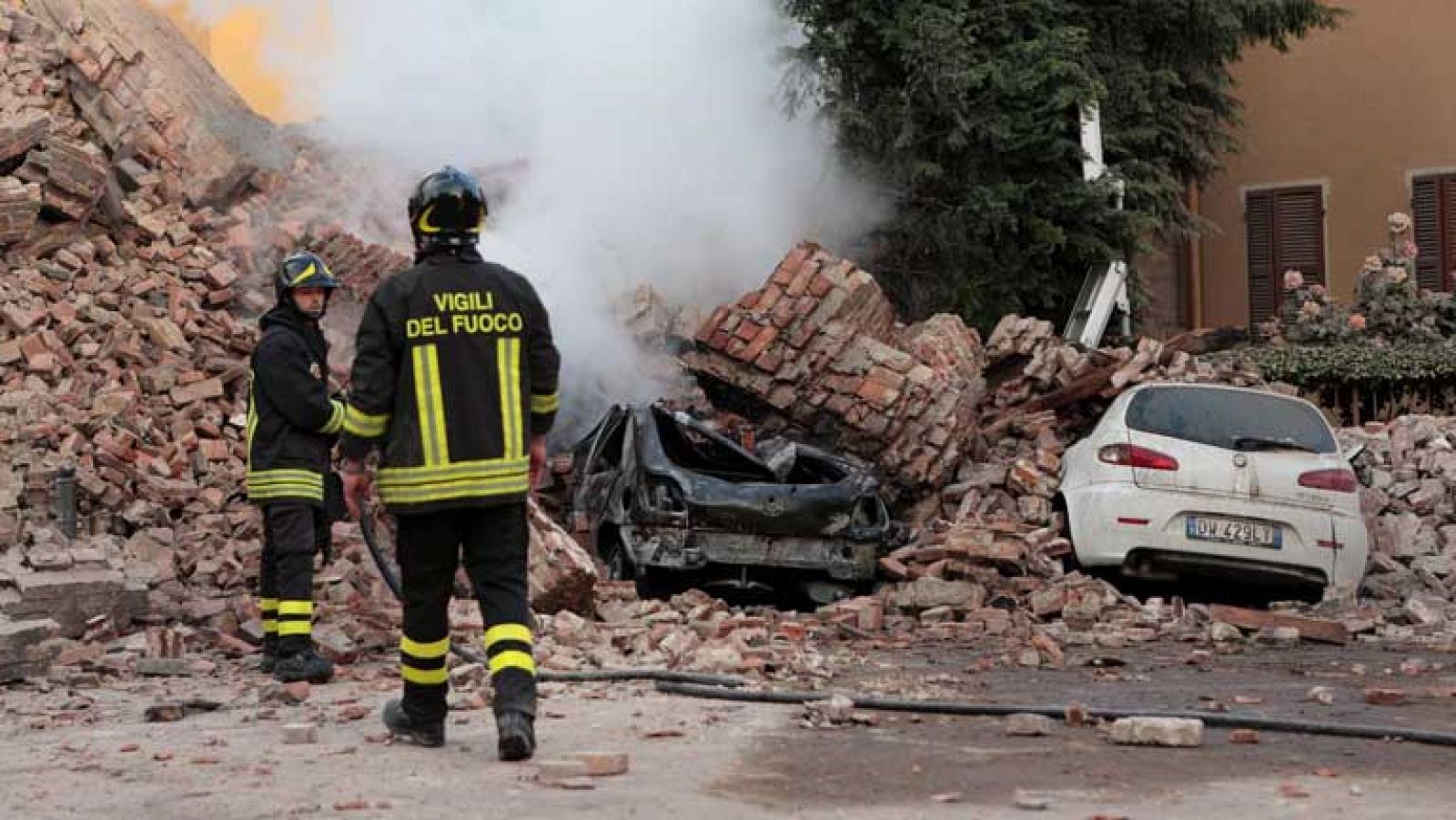 Miles de afectados por el terremoto pasan la noche en sus coches por miedo a las réplicas