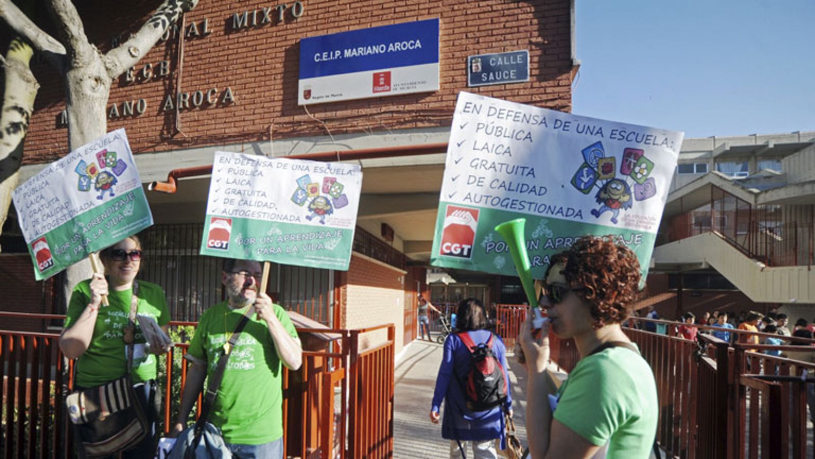 Primeras protestas en Barcelona en el inicio de la huelga general de la enseñanza pública