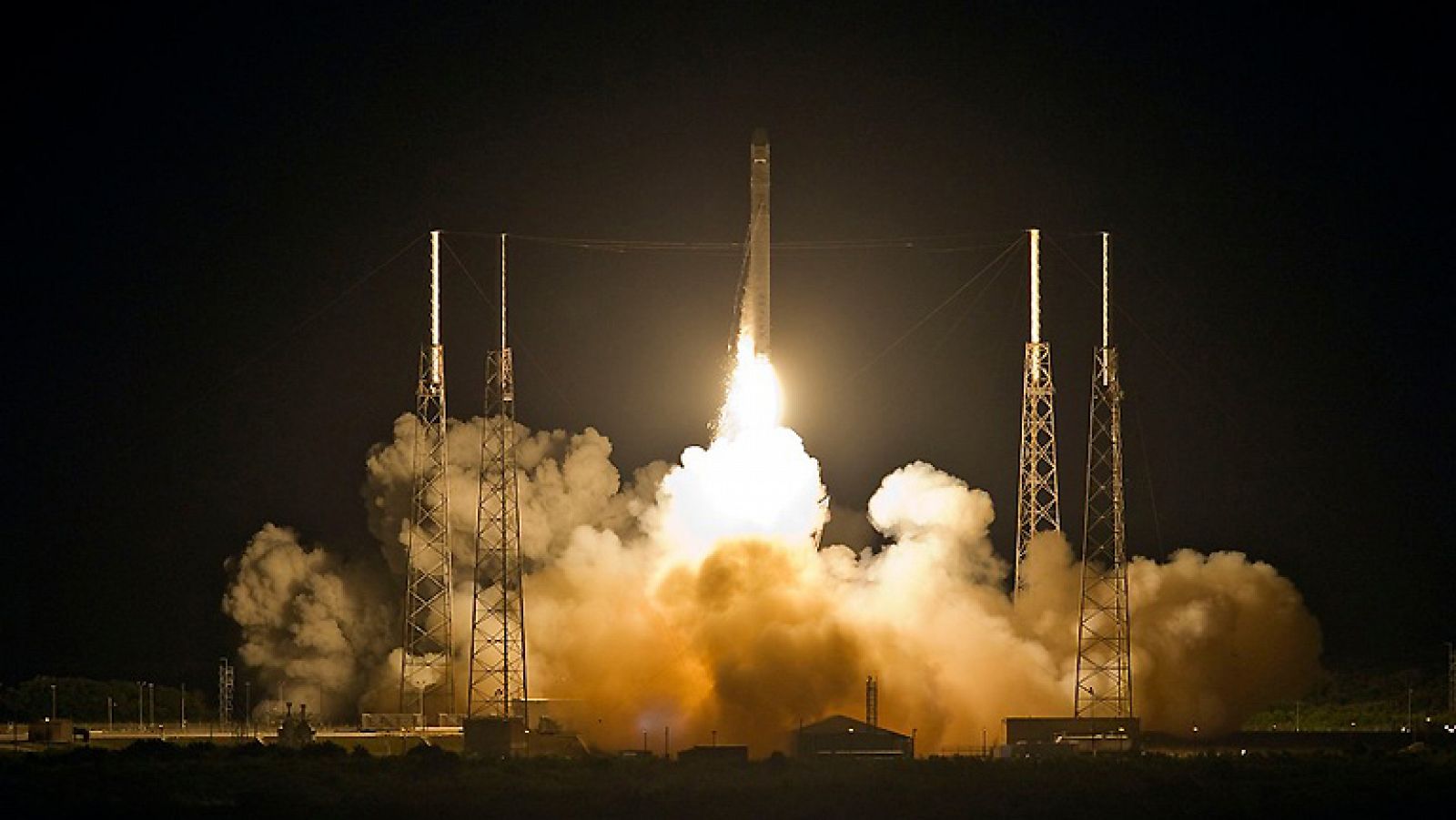 Lanzamiento de la primera nave comercial hacia la ISS