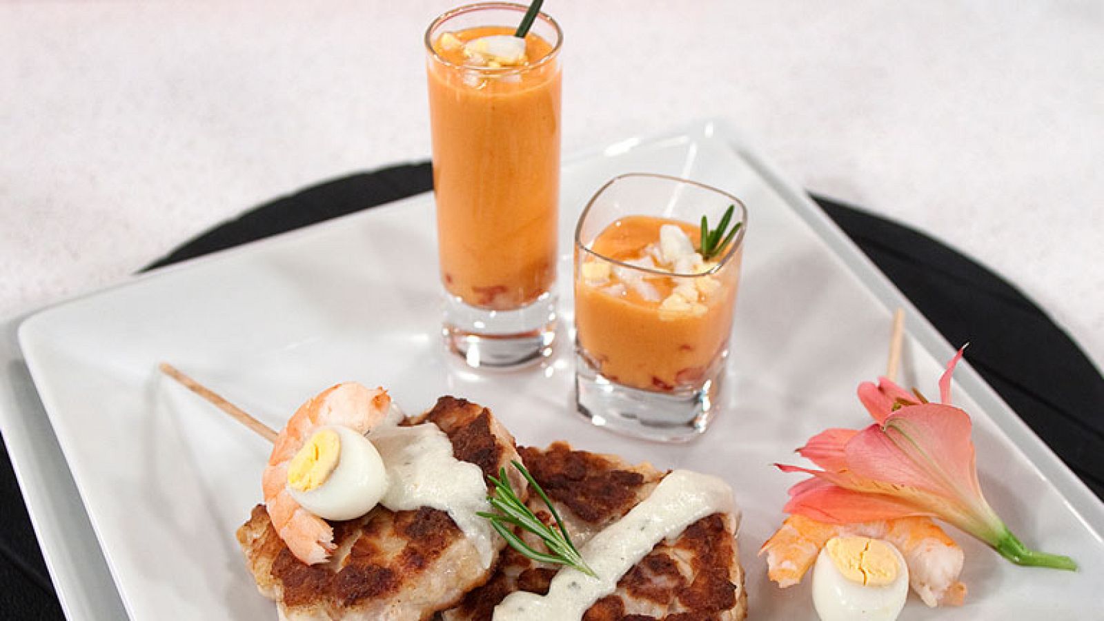 Hamburguesas de pescado con chupito de salmorejo y langostinos