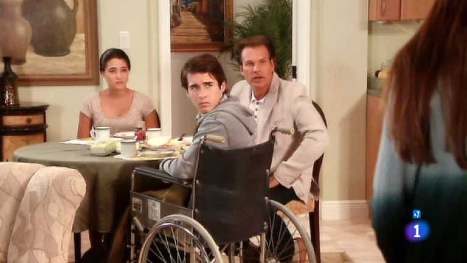 Corazón apasionado - Capítulo 11 - Armando despierta por fin y se encuentra a Fedora cuidando de él, quien le reprocha que en su delirio nombraba continuamente a Patricia - Ver ahora