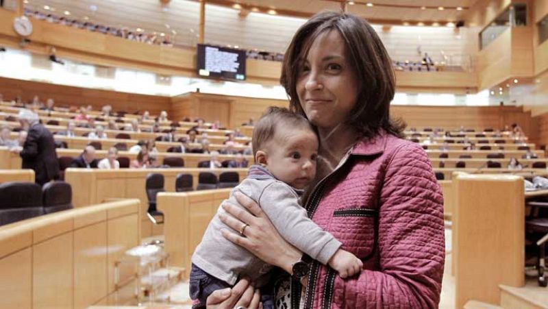 Una senadora lleva a su bebé a la sesión de control para pedir votar desde casa