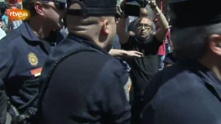  - Tensión entre policías, sindicalistas y periodistas en una protesta contra la reforma laboral frente al Congreso