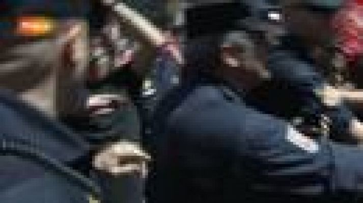  - Tensión entre policías, sindicalistas y periodistas en una protesta contra la reforma laboral frente al Congreso