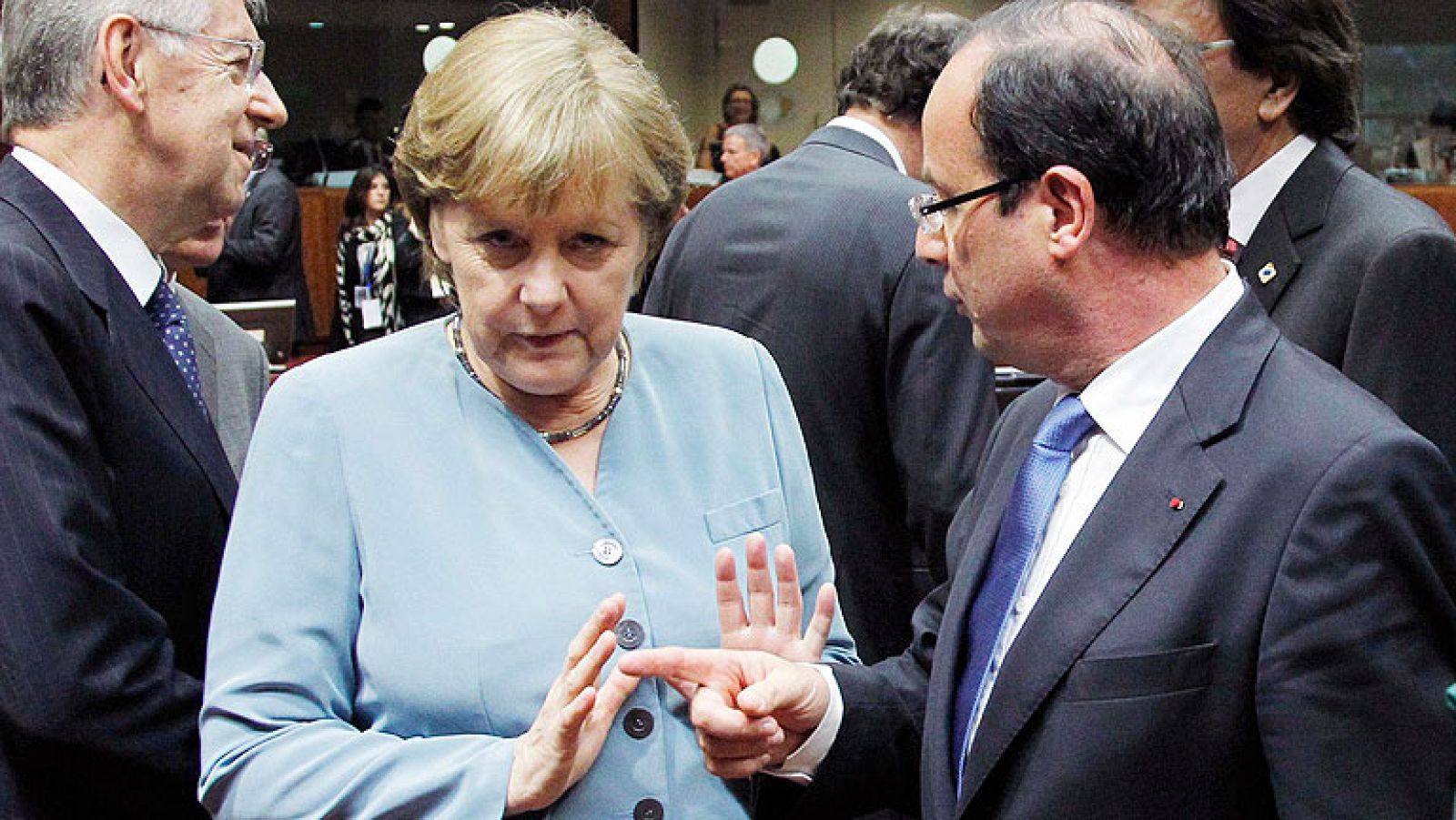 Los eurobonos se interponen entre Merkel y Hollande