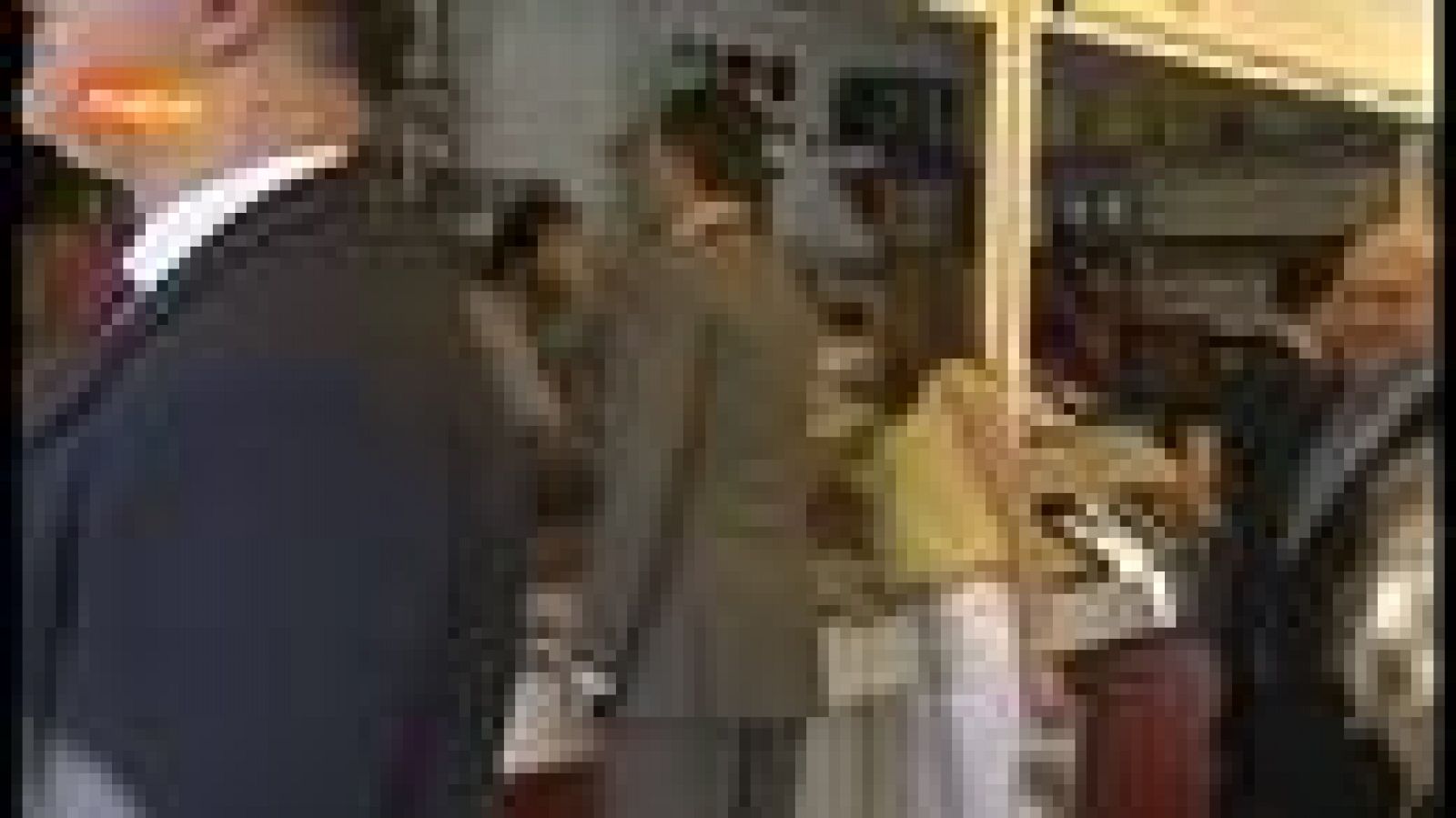 Un grupo de estudiantes increpa al ministro Wert y a los príncipes en la feria del libro | Ver