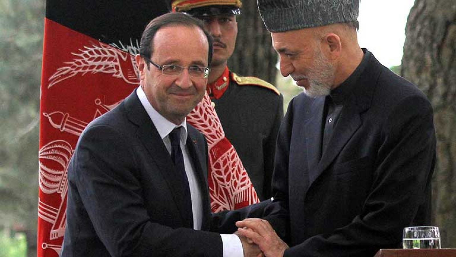 Hollande promete a las tropas francesas en Afganistán un repliegue "coordinado" 