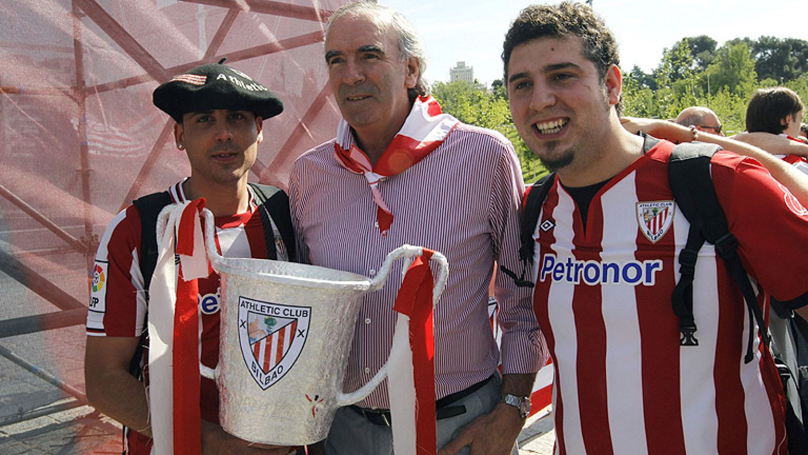 Las mareas rojiblanca y azulgrana inundan Madrid