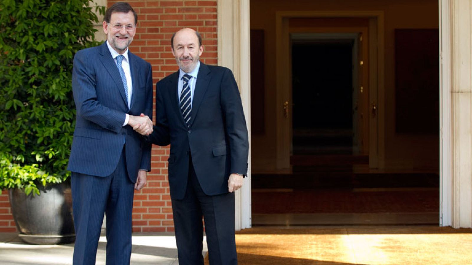 Rajoy recibe a Rubalcaba en la Moncloa en su segundo encuentro oficial - Informativo 24h | Ver
