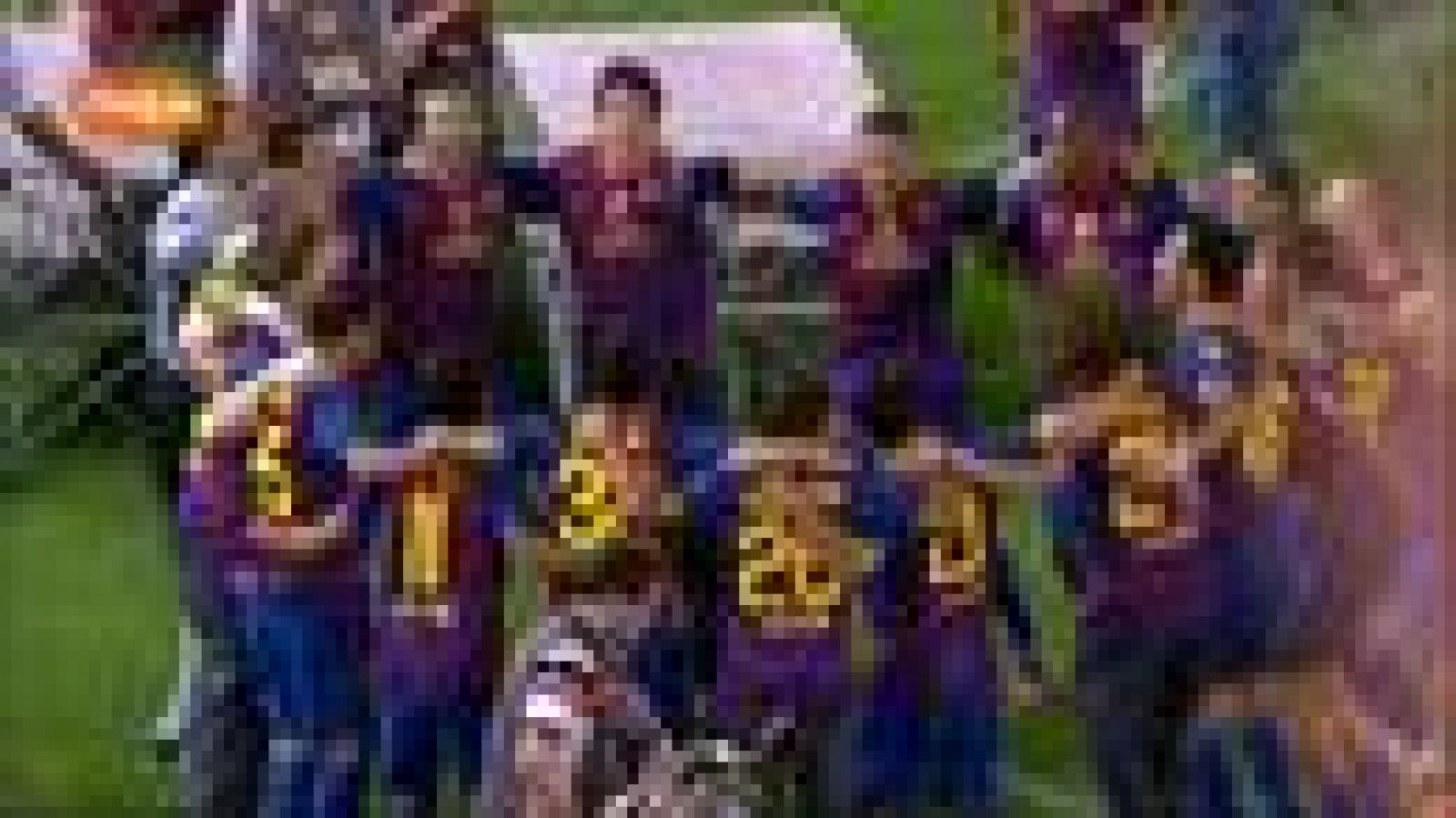 El capitán del Barcelona, Carles Puyol, cedió el honor de levantar la Copa del Rey conseguida por el Barcelona en el Calderón frente al Athletic Club, a Xavi Hernández, que ha conseguido su vigésimo título con la camiseta azulgrana.