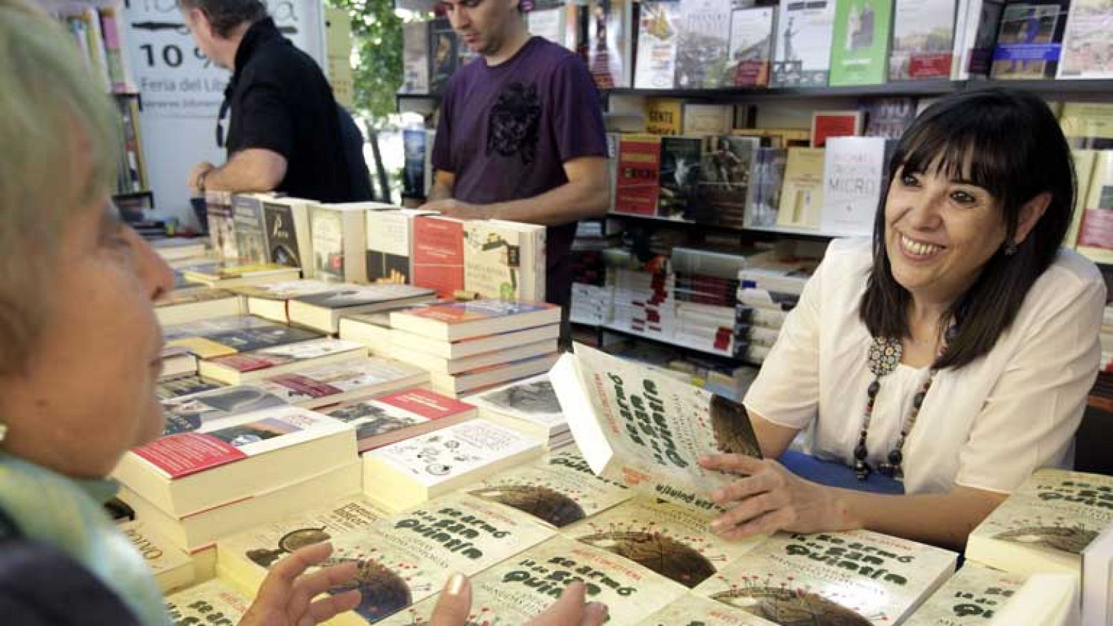 Más de 200 autores firman su obra en la Feria del Libro